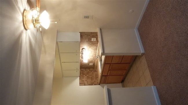 Building Photo - 2 br, 1 bath Apartment - Sunset Manor