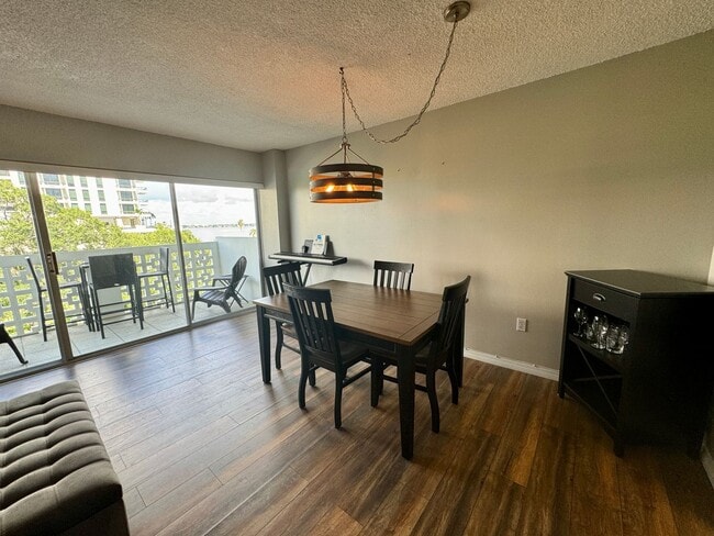 Building Photo - FURNISHED 1 Bed 1 Bath In Amazing Location...