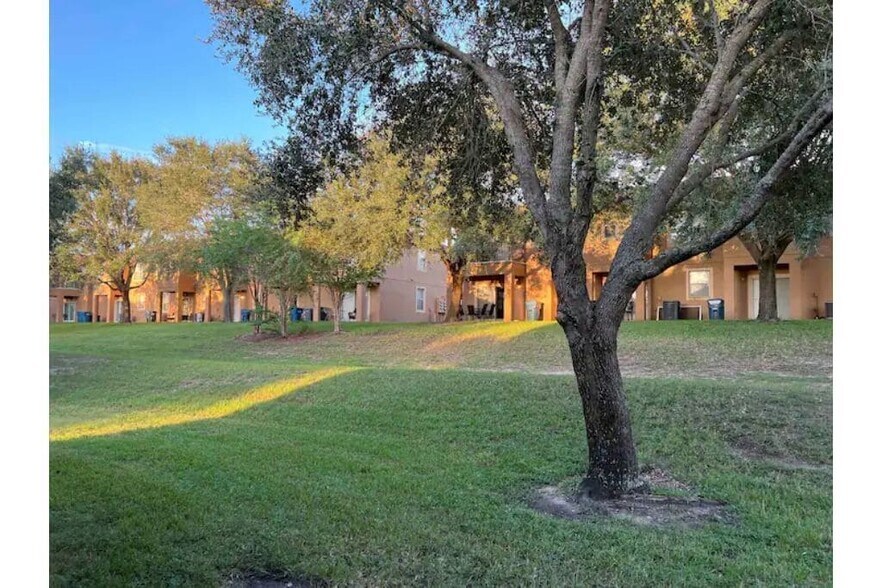 Building Photo - 120 Palermo St