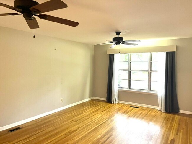Building Photo - Very Nice 3 Bedroom 2 Bathroom House near the University of Arkansas Little Rock