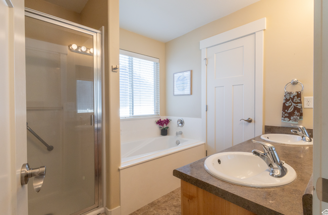 MASTER BATH W/ WALK IN CLOSET - 14088 S Maria Way