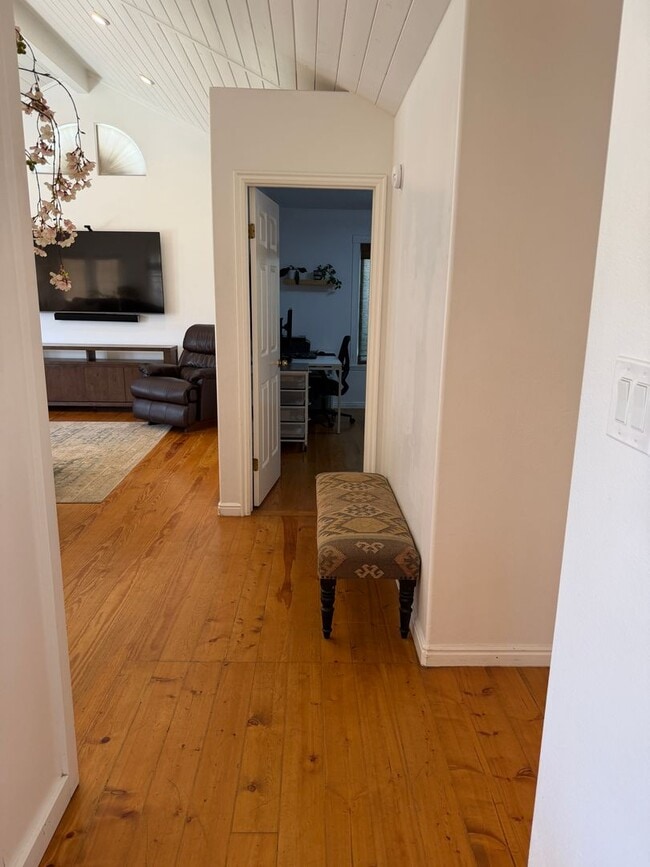 Building Photo - Beautiful 4 bedroom, 3 bathroom Home with a pool!!