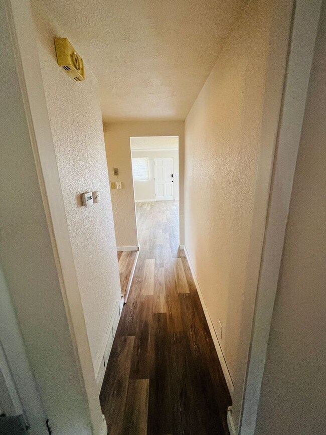 Building Photo - 3 bedroom home centrally located!