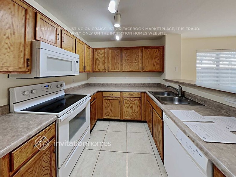 Building Photo - 34393 N Picket Post Dr