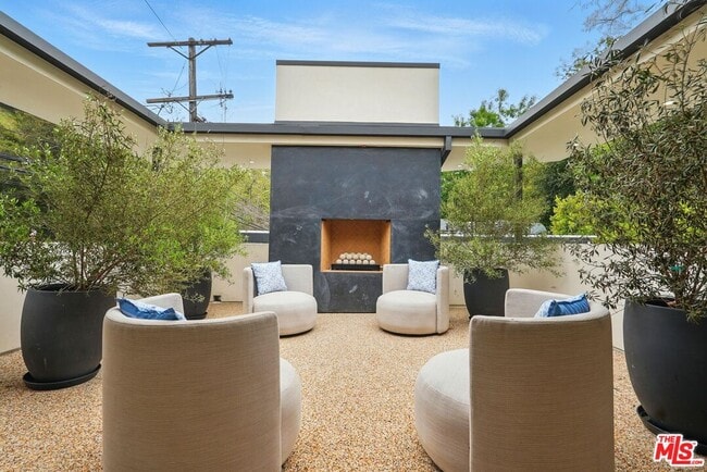 Building Photo - 913 N Beverly Glen Blvd