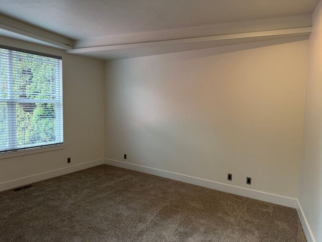 Building Photo - Beautiful 3 bedroom 2.5 bathroom house in a great neighborhood!