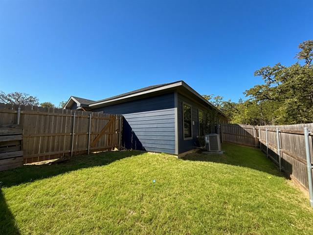 Building Photo - 1215 Oak Dr