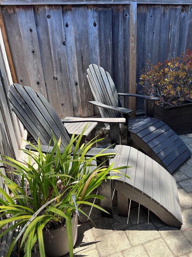 Building Photo - Fully-furnished Sleek 2-bedroom, 2-bathroo...