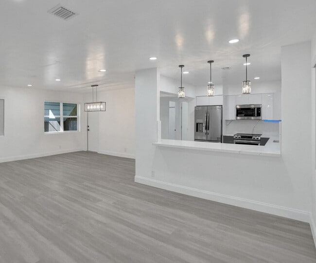 Building Photo - Hollywood Little Ranches