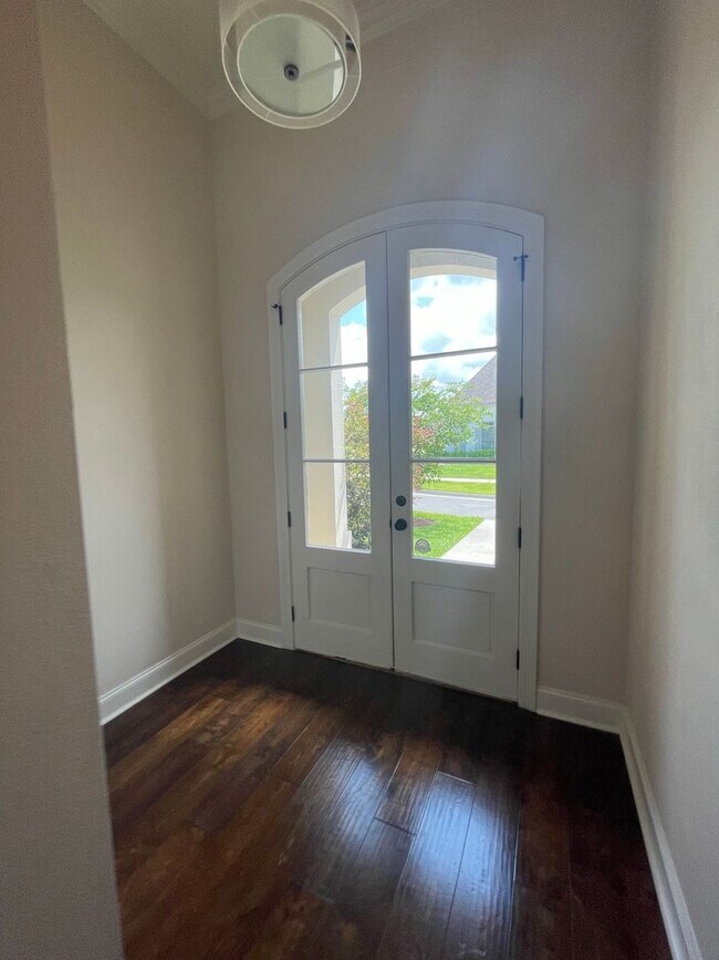 Building Photo - 3 Bedroom House off Nicholson with Community Pool