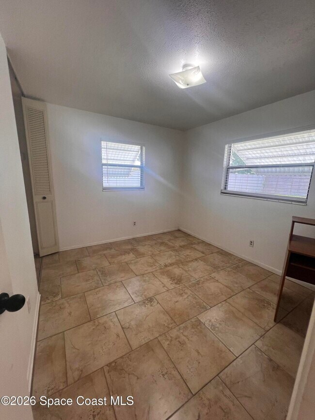Building Photo - 2407 Lakeview Dr