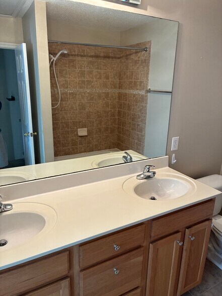 Building Photo - 1 Meadow Crossing Ct