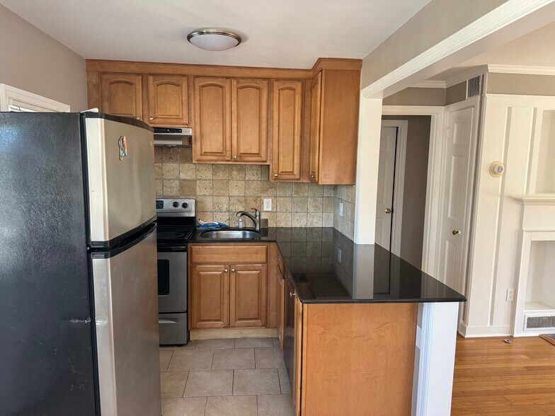 Primary Photo - 1640 Whitney Ave