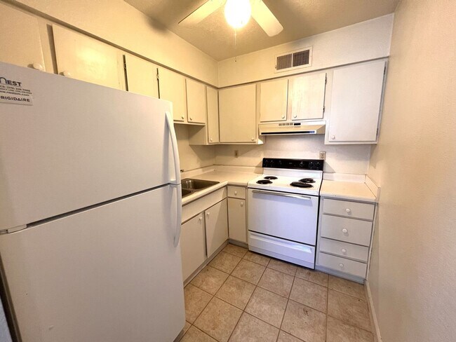 Building Photo - Spacious 1 Bedroom 1 Bath in the heart of Coralville!