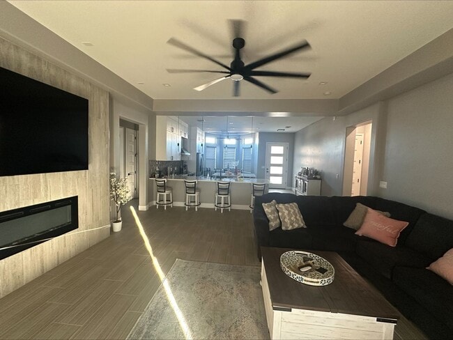 Building Photo - Beautiful Brand-New Home for Rent in Viewp...