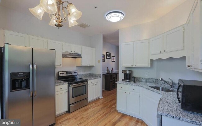 Building Photo - 10204 Crested Iris Dr