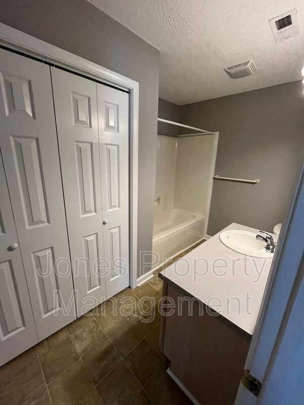 Building Photo - 804 Pine St