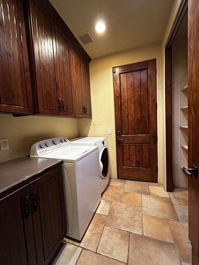 Building Photo - On GOLF COURSE LOT - 3 Bed/3Bath GATED Com...