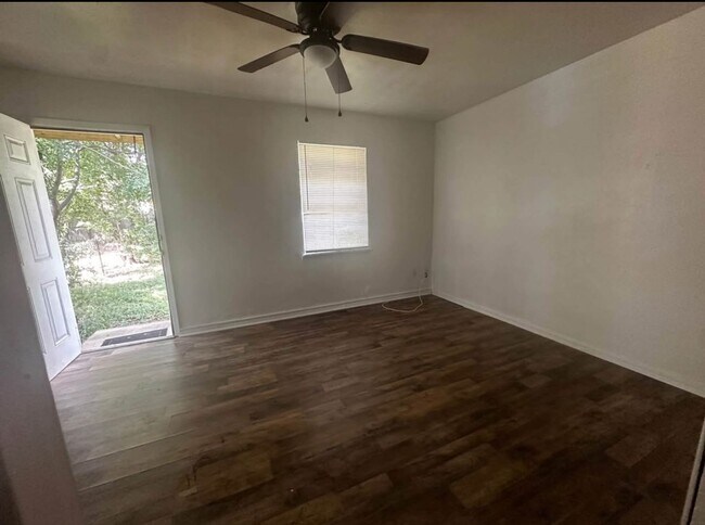 Building Photo - 611 McArthur Dr