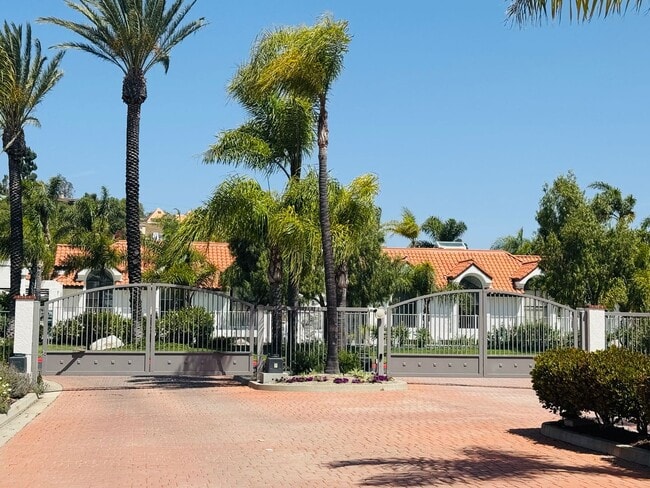 Building Photo - Palm Colony End Unit | Resort Living Included!