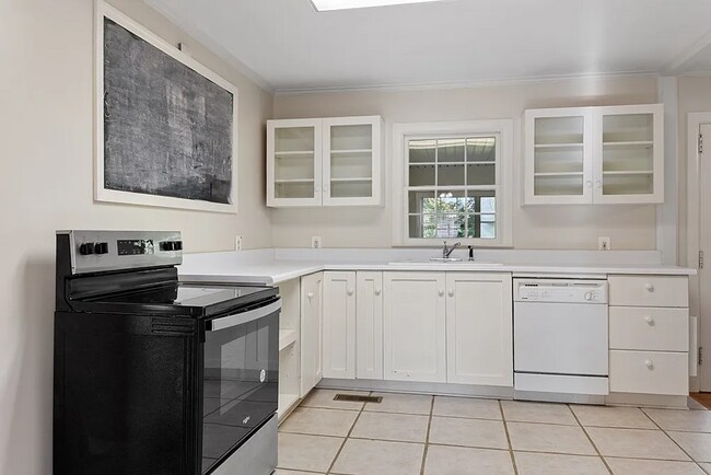 Building Photo - 2206 White Oak Dr