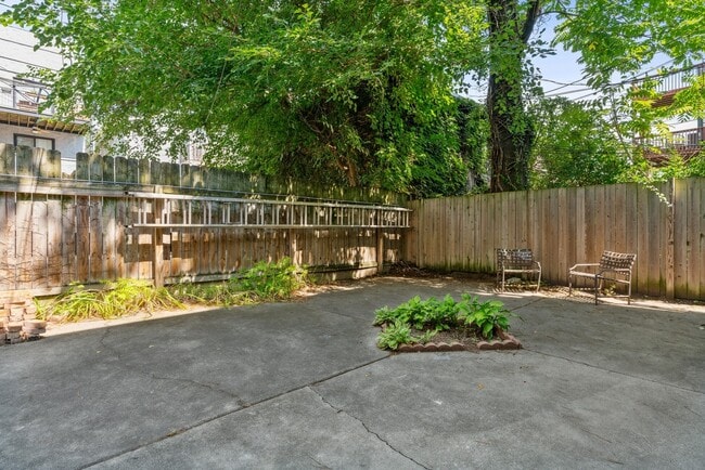 Building Photo - 922 W Fullerton Ave