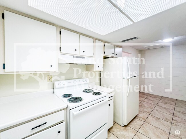 Building Photo - 725 E Lime St
