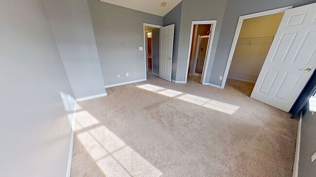 Building Photo - Spacious Townhouse