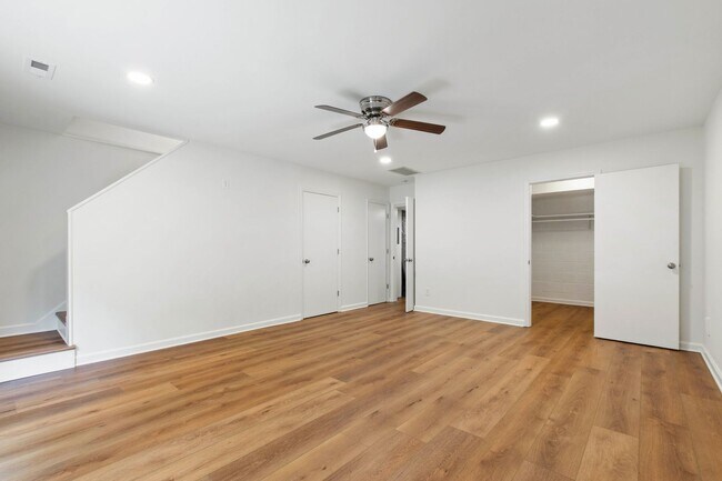 Building Photo - Rare Find: Updated and Modern End-Unit Tow...