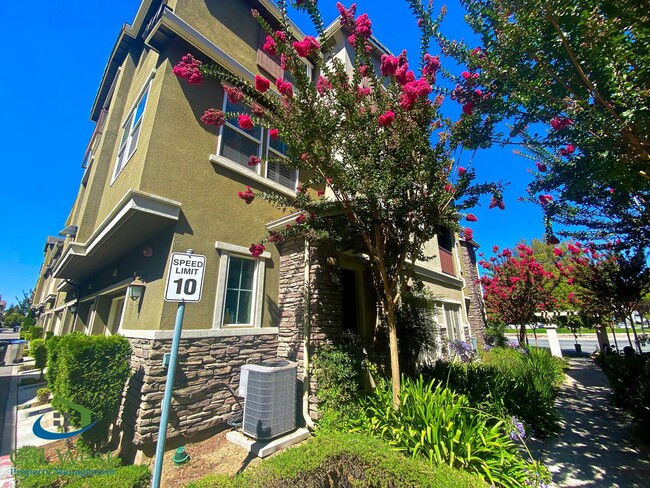 Primary Photo - $3795 - 3 Bed/2.5 Bath Tri-level Townhome ...