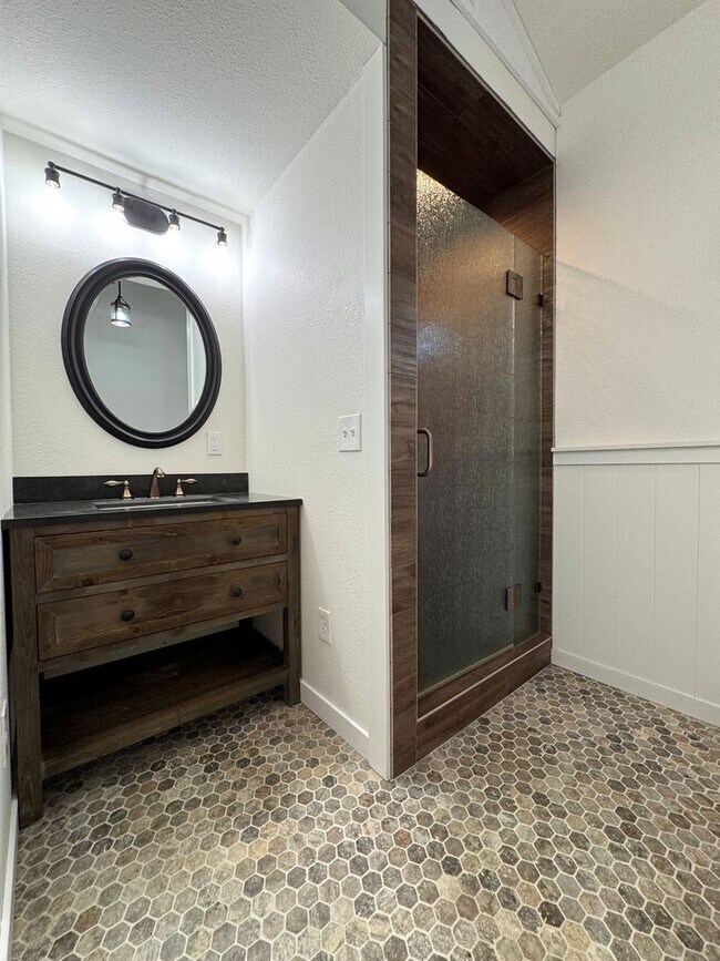 Building Photo - Charming Remodeled Cottage Home in Oak View