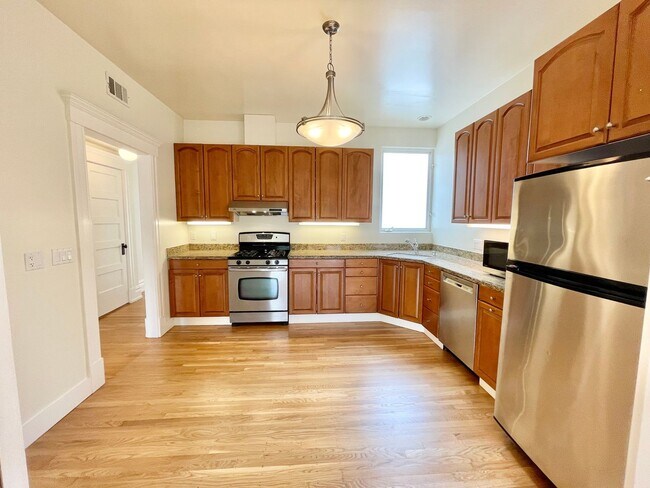 Building Photo - HUGE Top Floor Edwardian 4BR/1.5BA  Flat w...