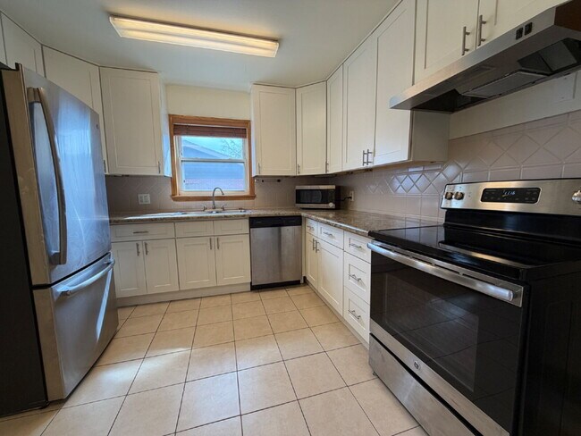Building Photo - ~Available Now~ Beautiful 3-Bedroom Home in Northglenn – All Utilities Included!