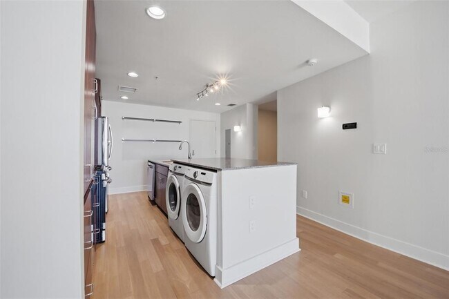 Building Photo - 1208 E Kennedy Blvd