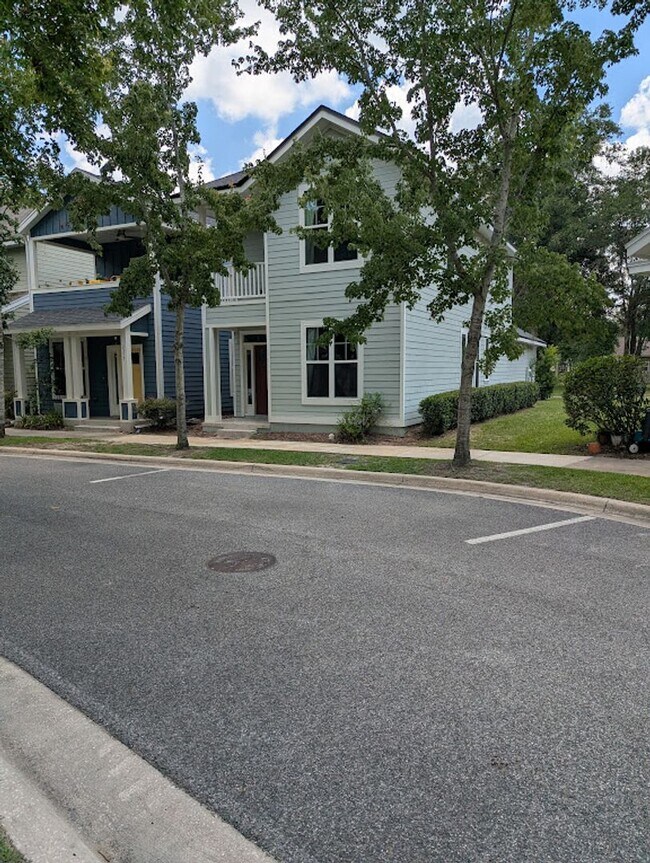 Building Photo - Townsend - 3 Bed 3 Bath Townhome