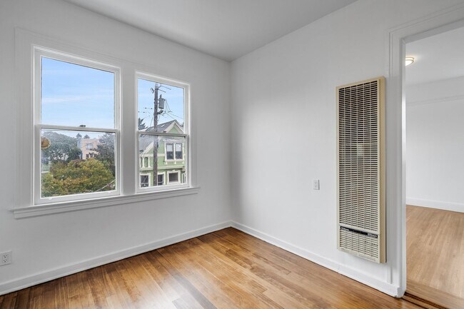 Building Photo - Newly remodeled top floor, pet friendly 1B...