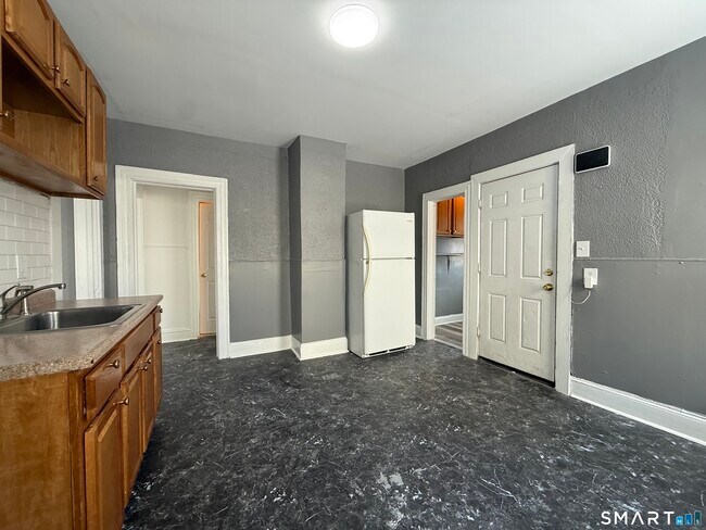 Building Photo - 660 W Main St