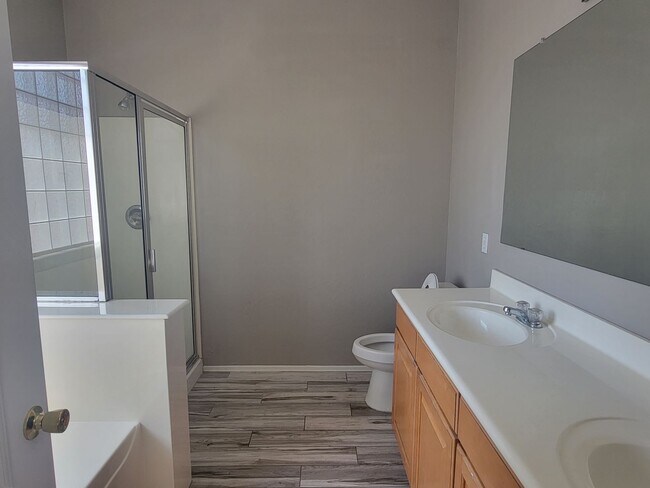 Building Photo - beautiful home 3b 2 bath home with den