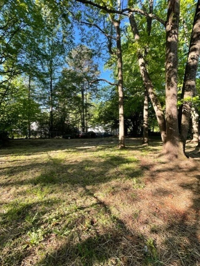 Building Photo - Must see this spacious 3 bedroom 1.5 bath ...