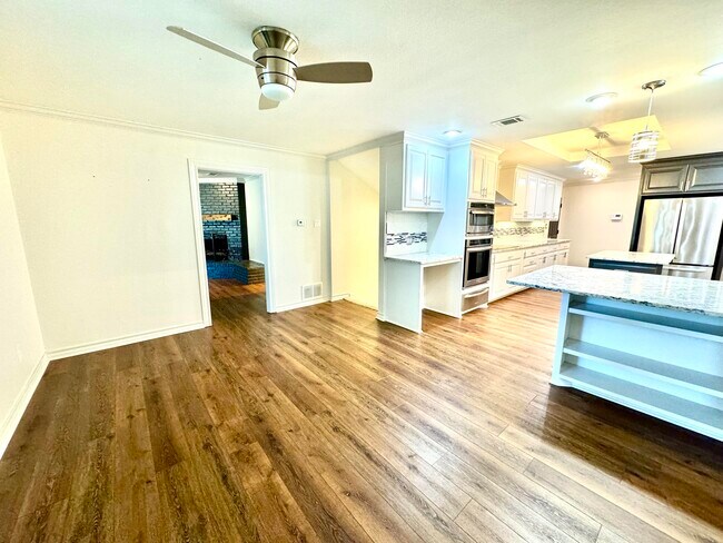 Building Photo - 9306 Utica Dr