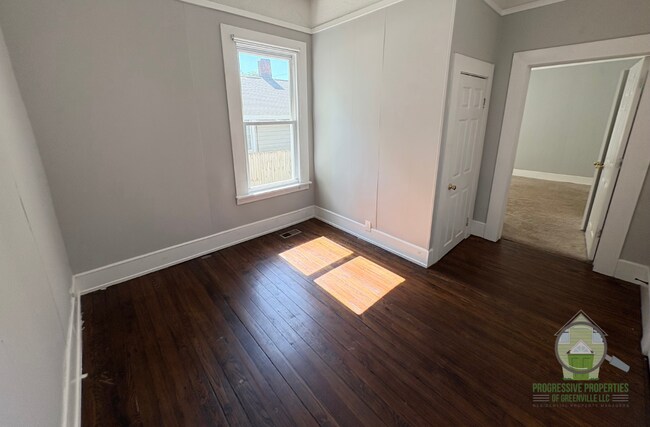 Building Photo - 520 Perry Ave