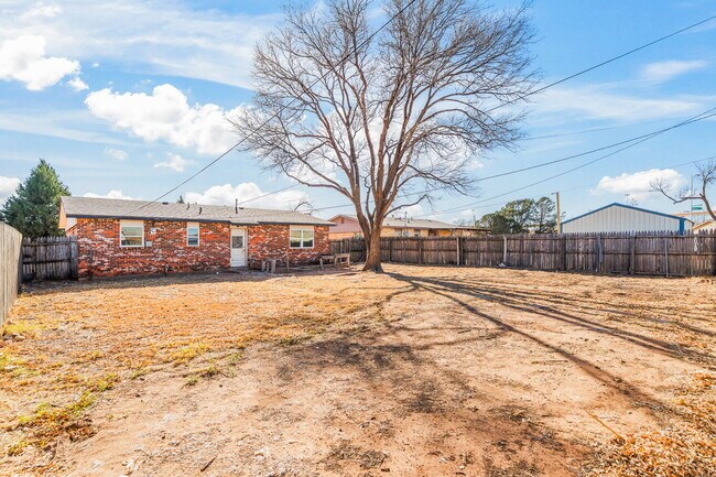 Building Photo - *FIRST MONTH'S RENT FREE* Three Bedroom Home in Quiet Neighborhood