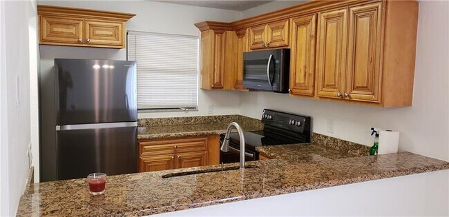 Building Photo - 1524 Lake Crystal Dr