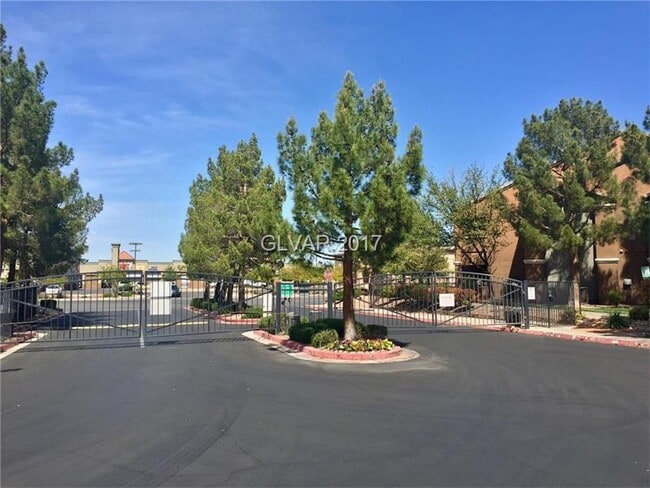 Building Photo - Convenient 1st Floor Condo in Gated Commun...