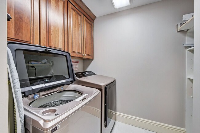 Building Photo - Modern High End Luxury Condo in Uptown Charlotte