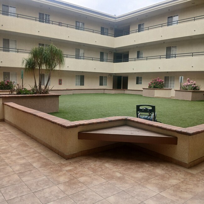 Building Photo - Classic and Modern 715 S Oxford Avenue Apartments!