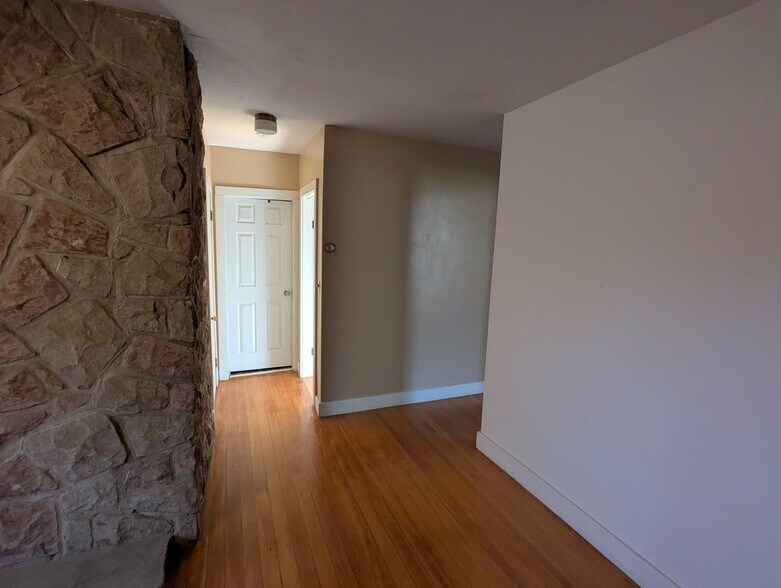 Building Photo - 615 E Miller Rd