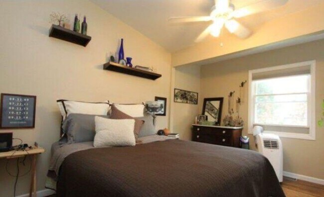 Building Photo - Updated 3 Bed Home with Vaulted Ceilings, Solar Panels & Large Corner Lot!