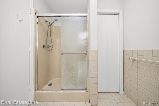 Building Photo - 2360 Pine View Dr