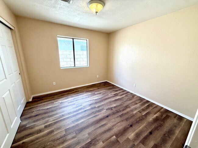 Building Photo - Cute 3 Bedroom 2 Bathroom House in Hualapa...